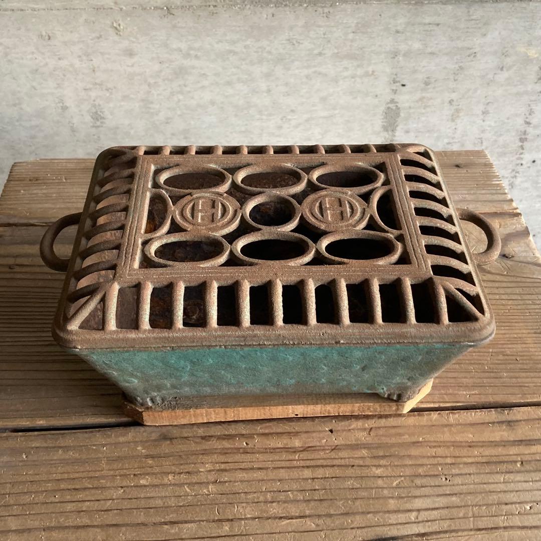 古い火鉢 手炙り 行火 暖房 香炉 蚊取り線香入れ 鉄製 木製台 骨董