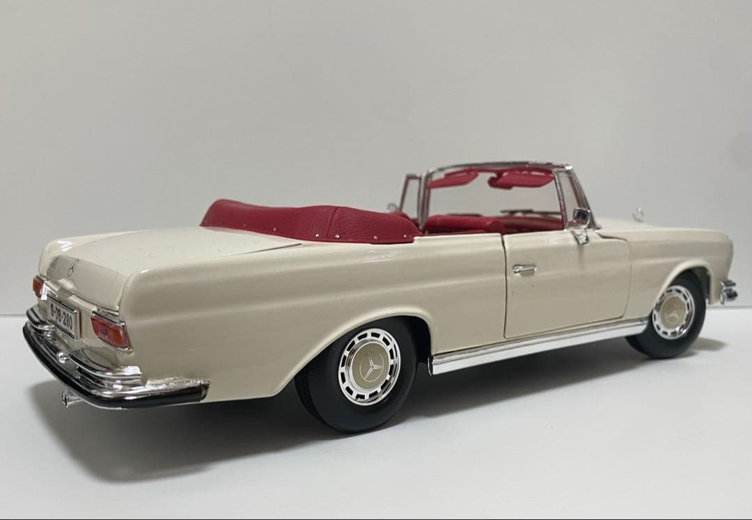 レア！　絶版　1/18 ミニカー　メルセデスベンツ　　280SE オープンカー