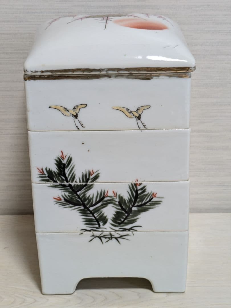 骨董品　大正ロマン　蓋付き四段重　陶器製　金彩松竹梅と旭日鶴飛来