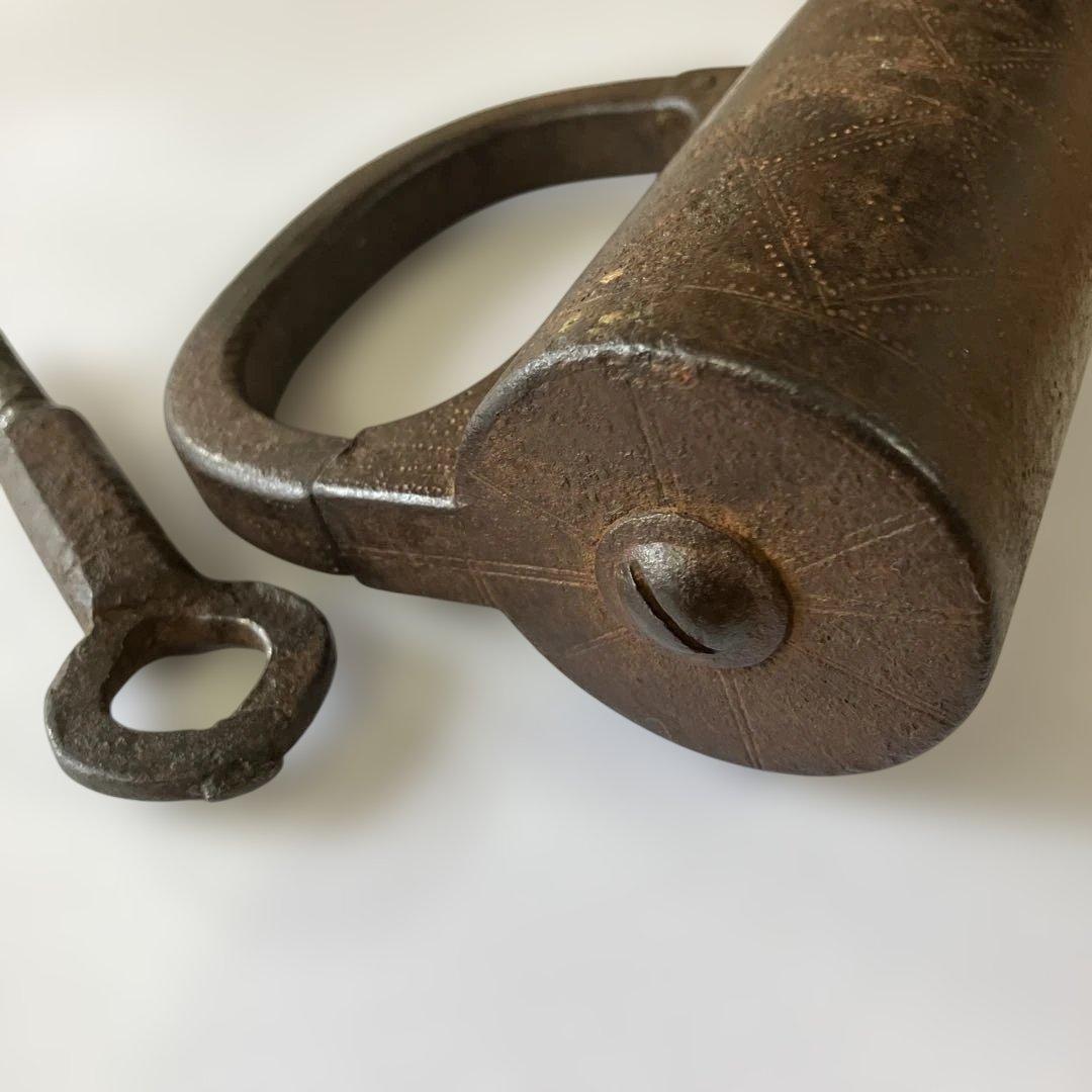 アンティークな鉄製スクリュー筒型南京錠（表面には点描幾何学模様）