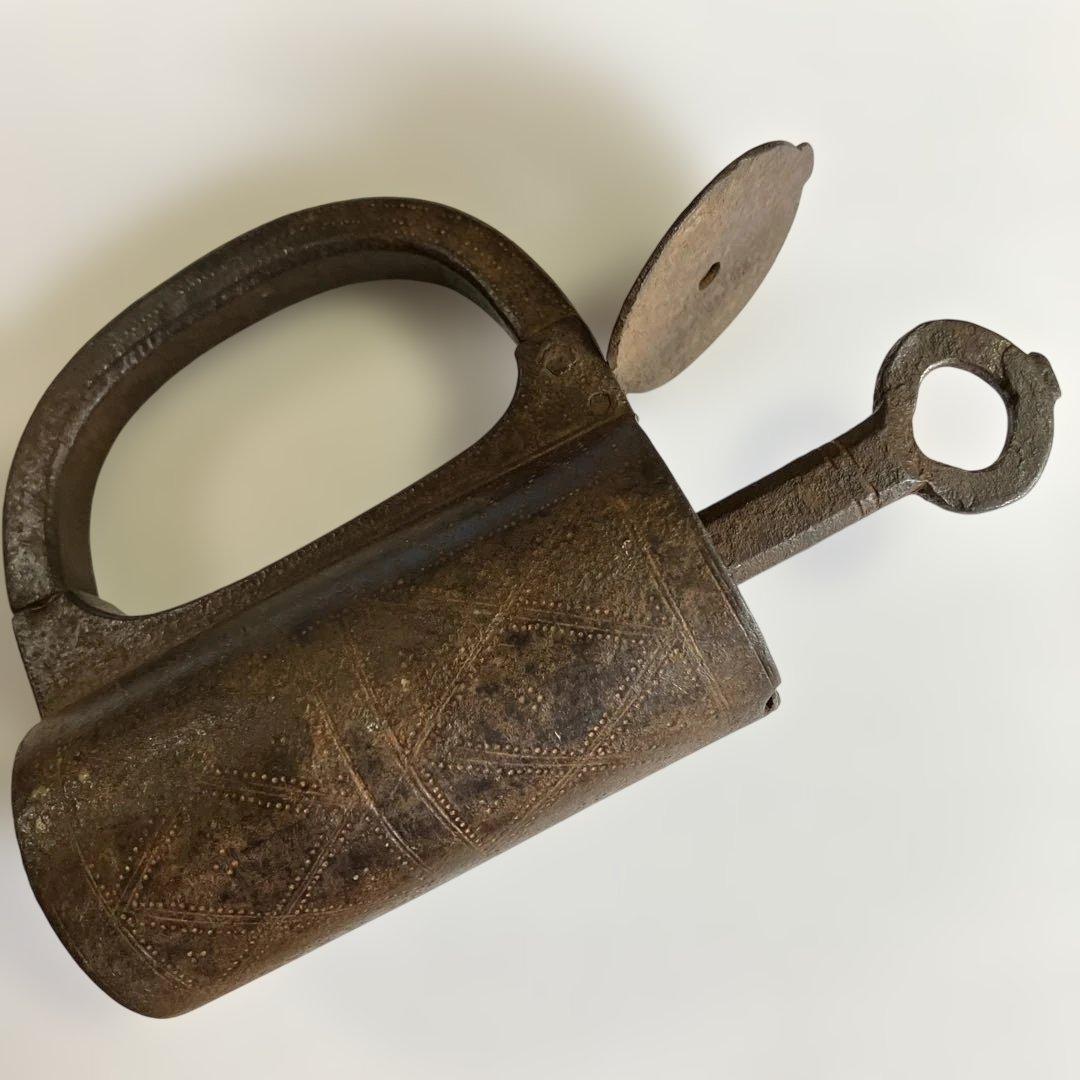 アンティークな鉄製スクリュー筒型南京錠（表面には点描幾何学模様）