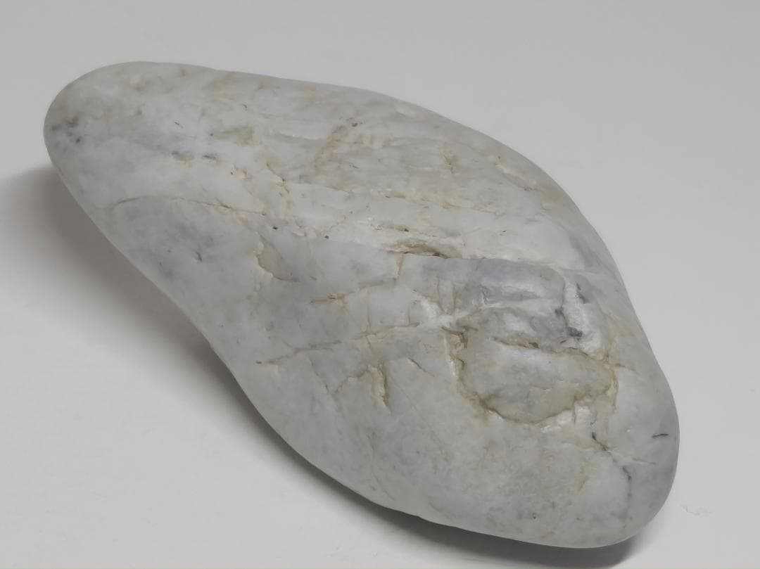 糸魚川106 翡翠 330g ヒスイ 原石 鑑賞石 自然石 誕生石 鉱物 鉱石