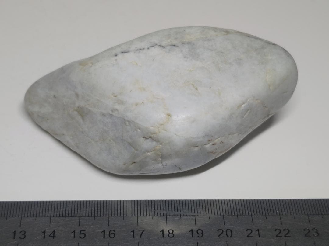 糸魚川106 翡翠 330g ヒスイ 原石 鑑賞石 自然石 誕生石 鉱物 鉱石