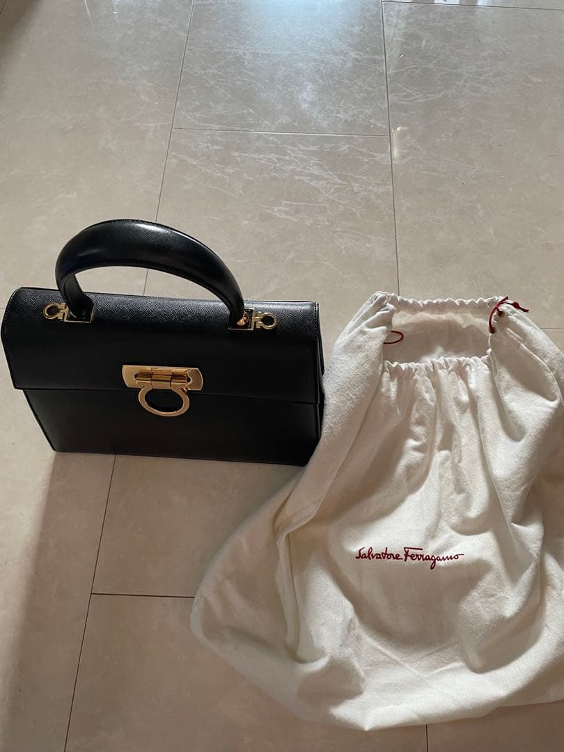 ブラックレザーハンドバッグ ゴールド金具