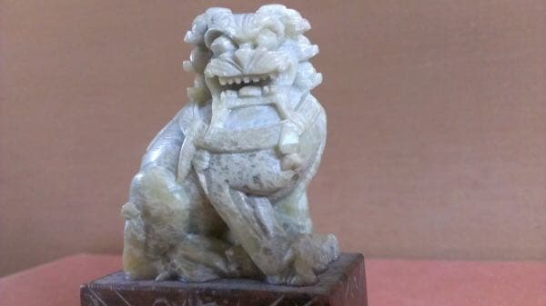 ネフライト彫刻　玉石獅子台座付置物　翡翠 ネフライト彫刻 玉石獅子台座付置物 翡翠