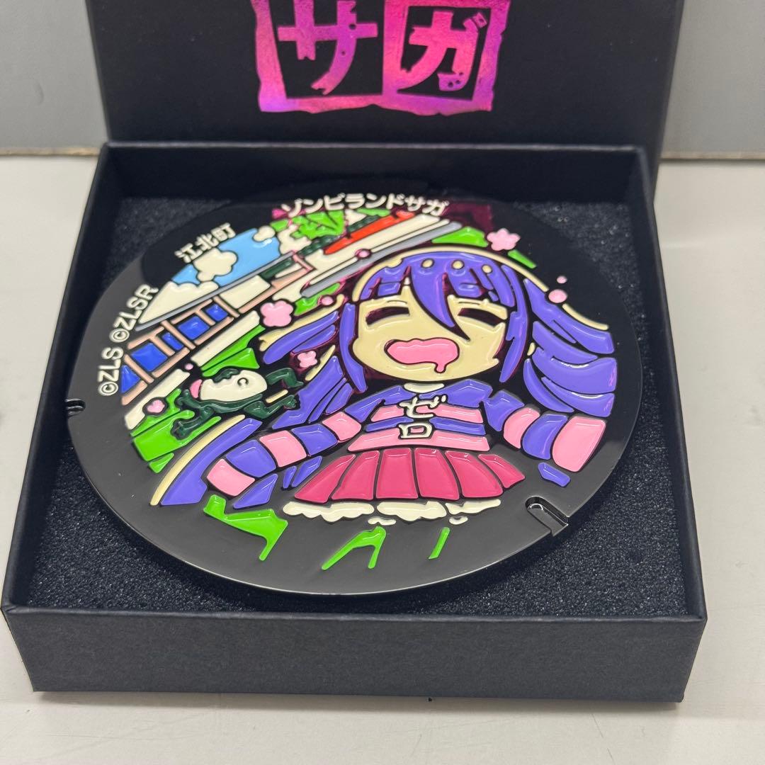 山田たえ ゾンビランドサガ ミニチュアマンホール 江北町 Tシャツアイドルver CyStore｜サイストア｜Cygames公式通販サイト – CyStore(サイストア)