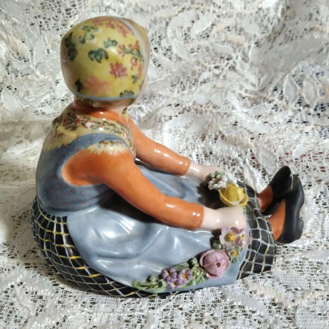 ロイヤルコペン フィギュリン陶磁器花飾り持つ人形