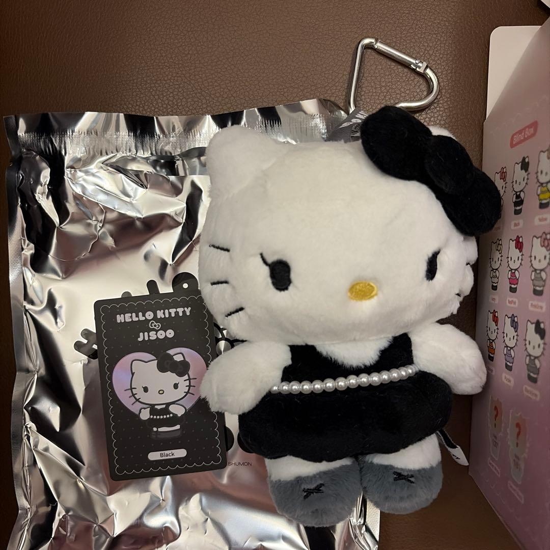 BLACKPINK ジス ハローキティぬいぐるみ キーホルダー ブラック - メルカリ
