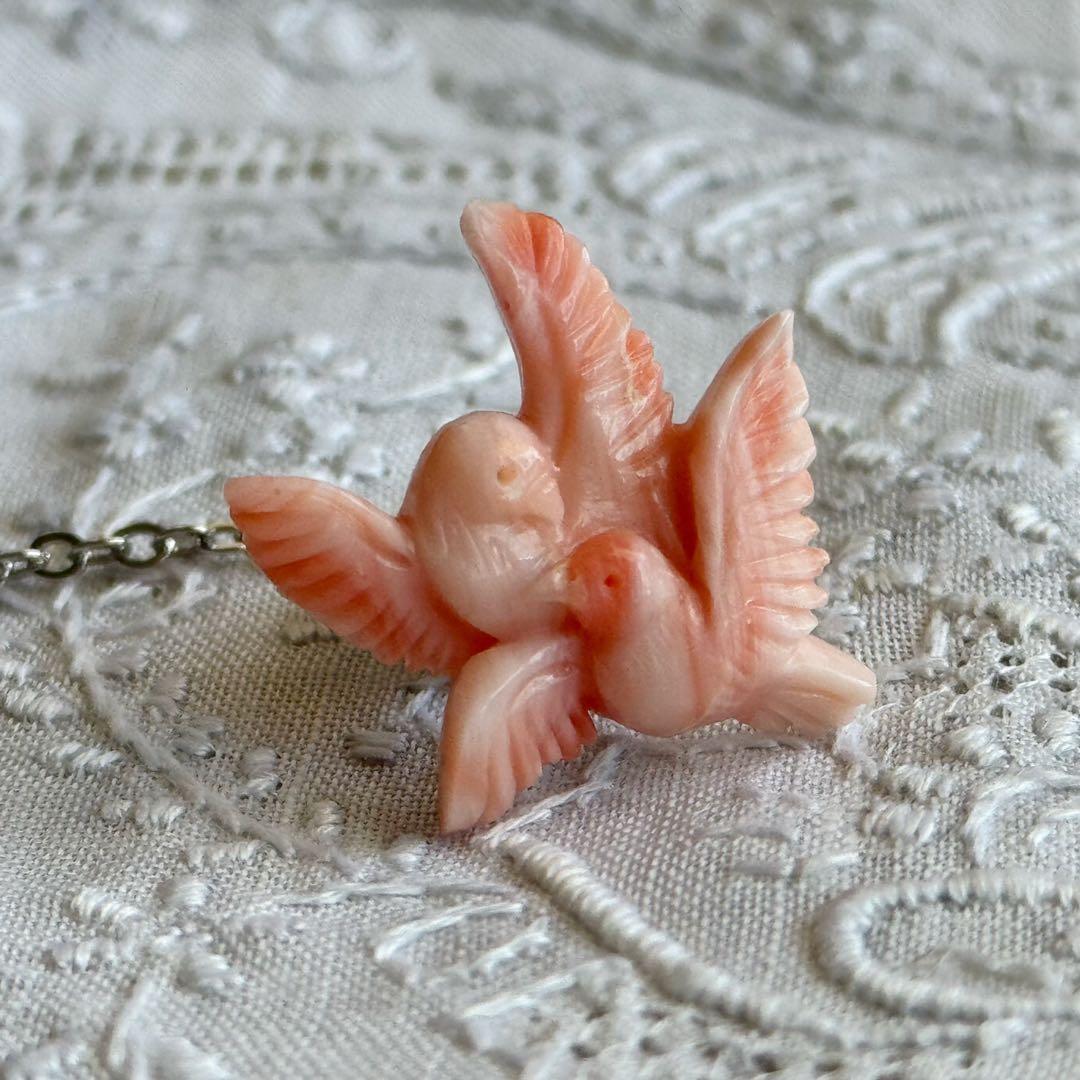 桃珊瑚 寄り添う鳥たち 二羽 小鳥 ブローチ ピンブローチ 天然珊瑚