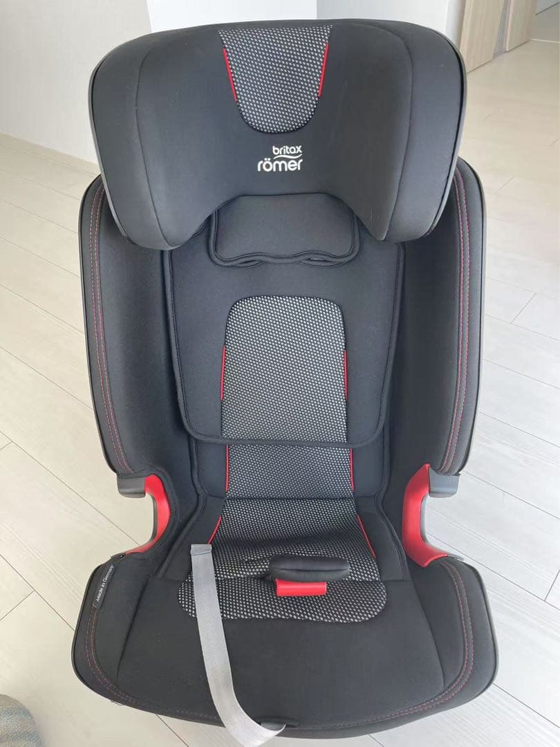 britax römer 車用チャイルドシート 黒赤