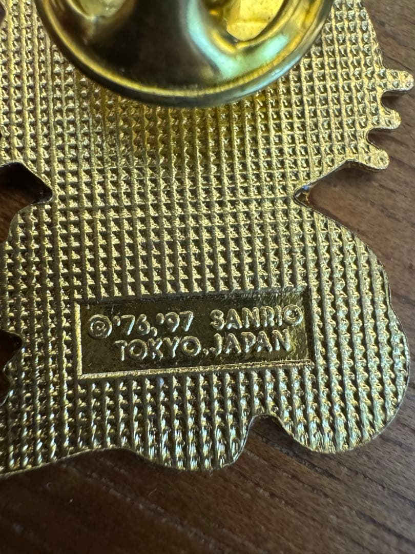 ハローキティのヴィンテージ系ピンバッジ1976・1997年表記 - メルカリ