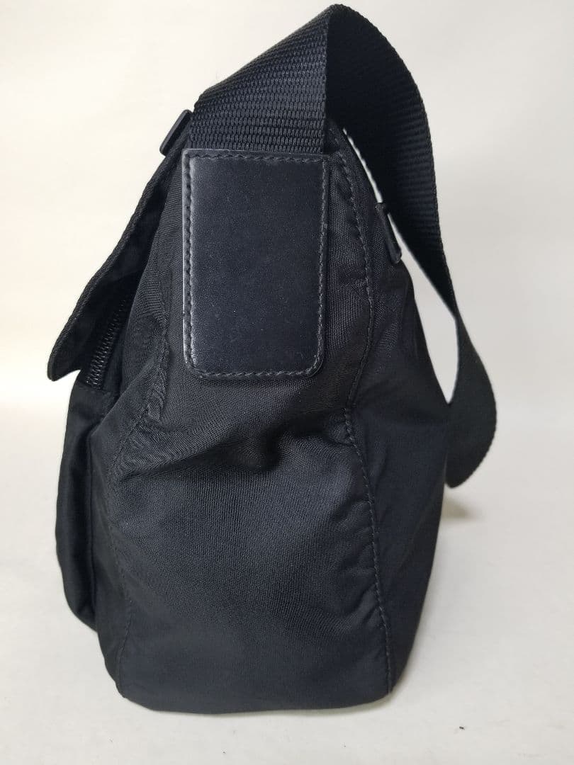 PRADA ブラック ショルダーバッグ 三角プレート 斜め掛け ナイロン