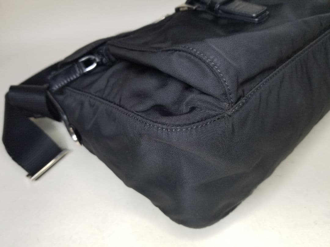 PRADA ブラック ショルダーバッグ 三角プレート 斜め掛け ナイロン