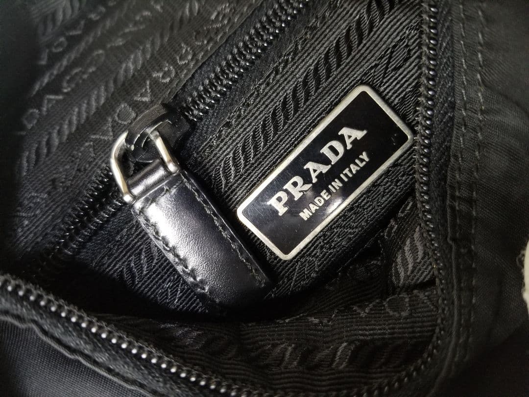 PRADA ブラック ショルダーバッグ 三角プレート 斜め掛け ナイロン