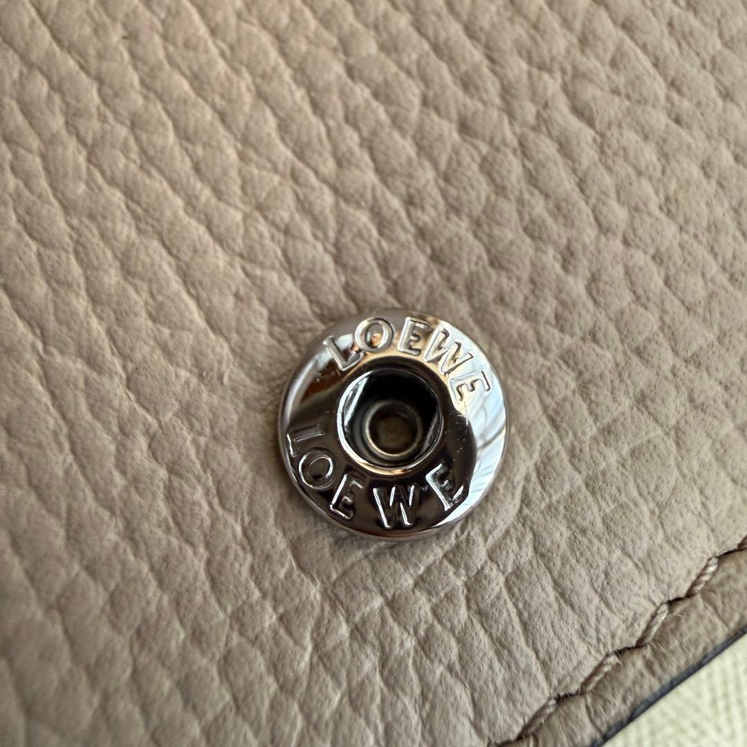 ロエベ アナグラム トライフォールド ウォレット（ペブルグレインカーフ）サンド