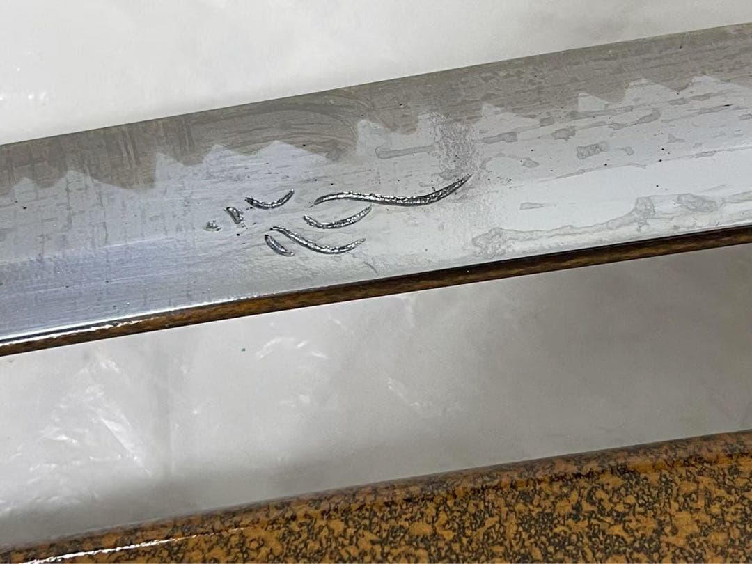 日本刀 波紋模様 金色鞘