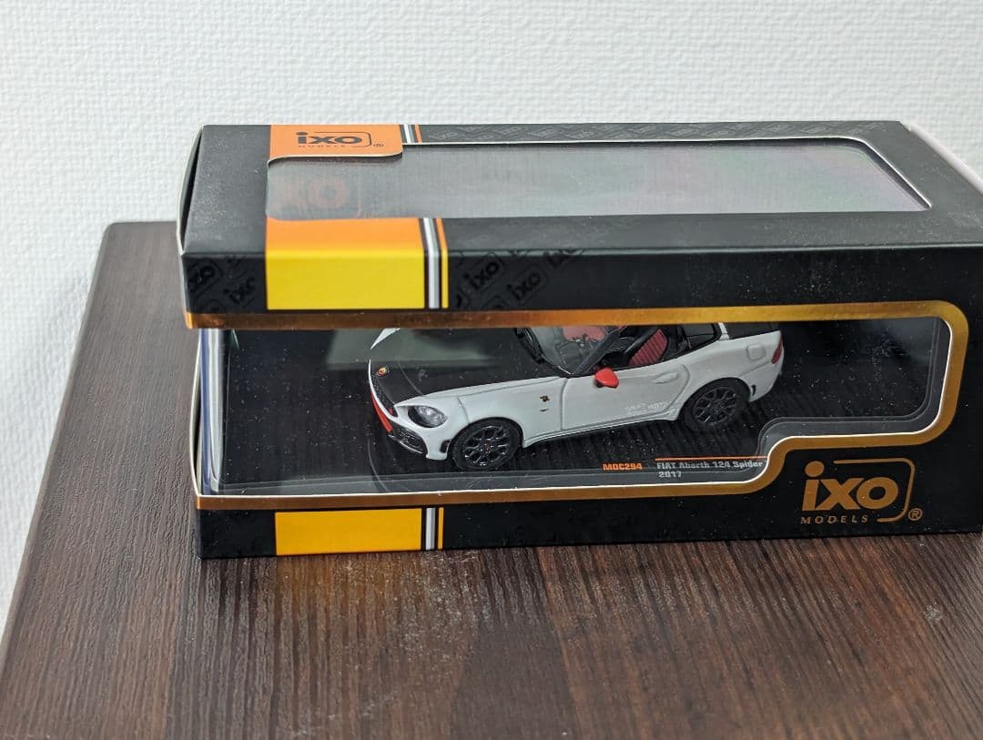 ixo アバルト 124スパイダー 1/43 ミニカー　おまけ トミカ 付き