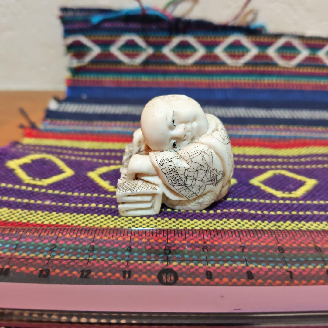 時代提物 人物根付 天然素材 【一休みする小僧】高さ約3.3cm 重