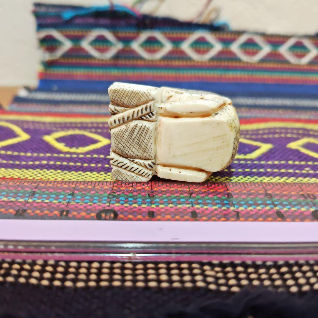 時代提物 人物根付 天然素材 【一休みする小僧】高さ約3.3cm 重