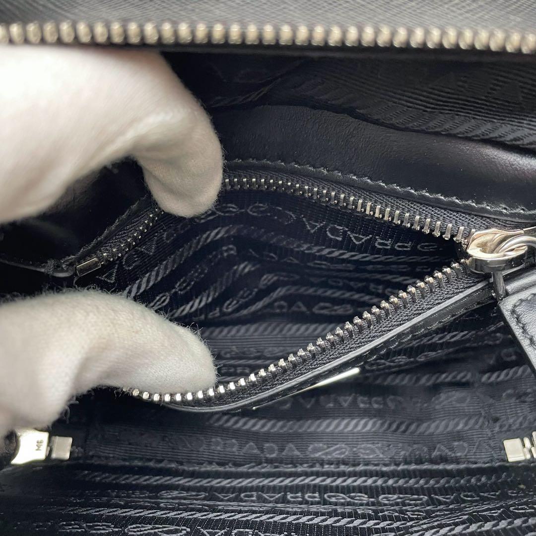 美品 プラダ サフィアーノ レザー 三角ロゴ ブリック ショルダー バッグ.