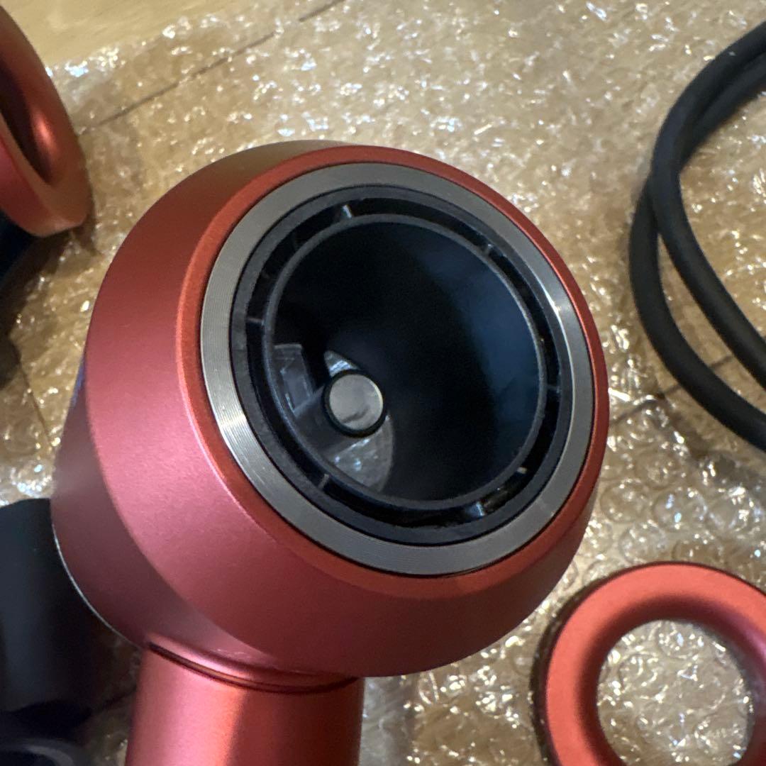 ダイソンドライヤー　RED