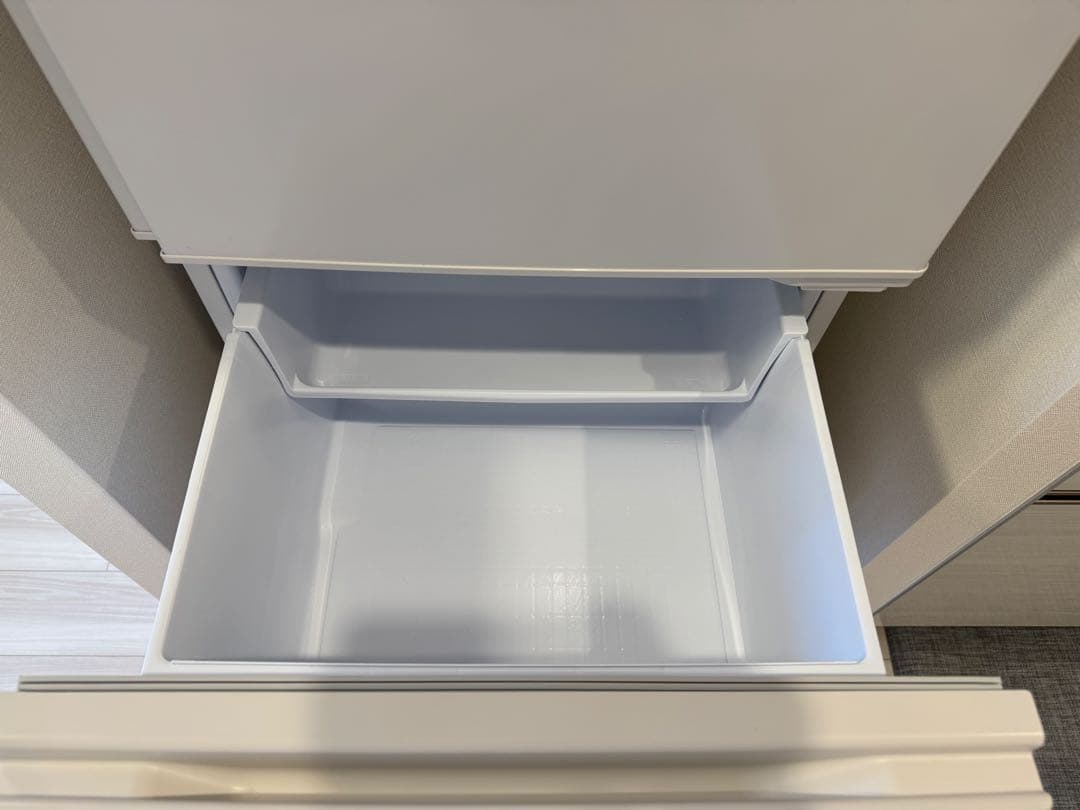 ホワイト冷蔵庫 3段棚付き