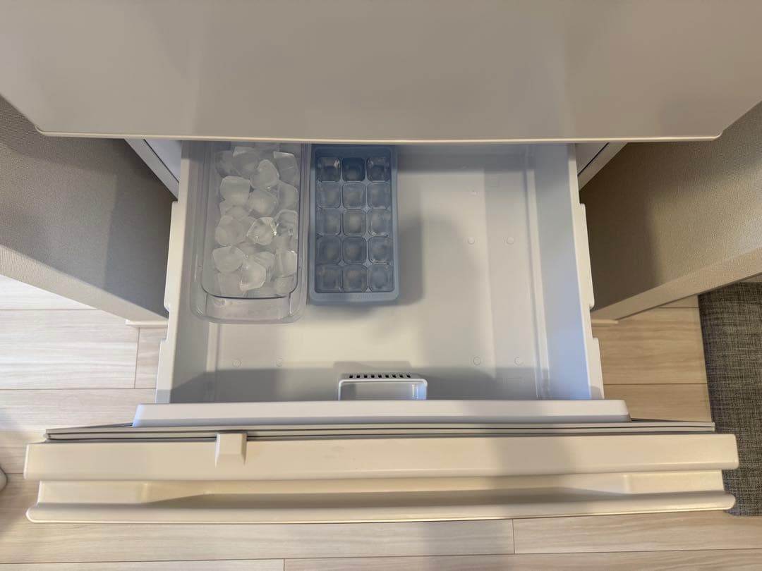 ホワイト冷蔵庫 3段棚付き