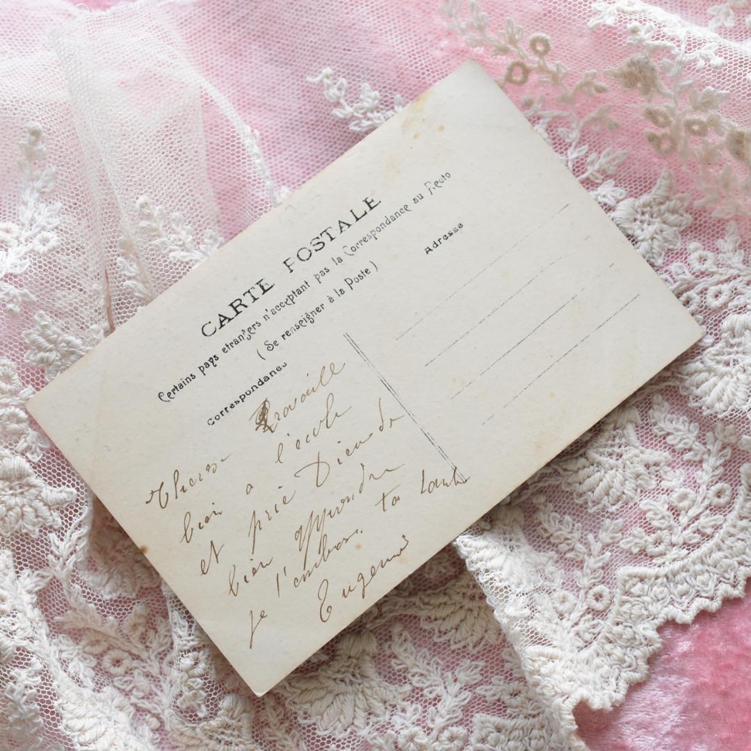 アンティークポストカード　ロザリオを見つめる美しい少女