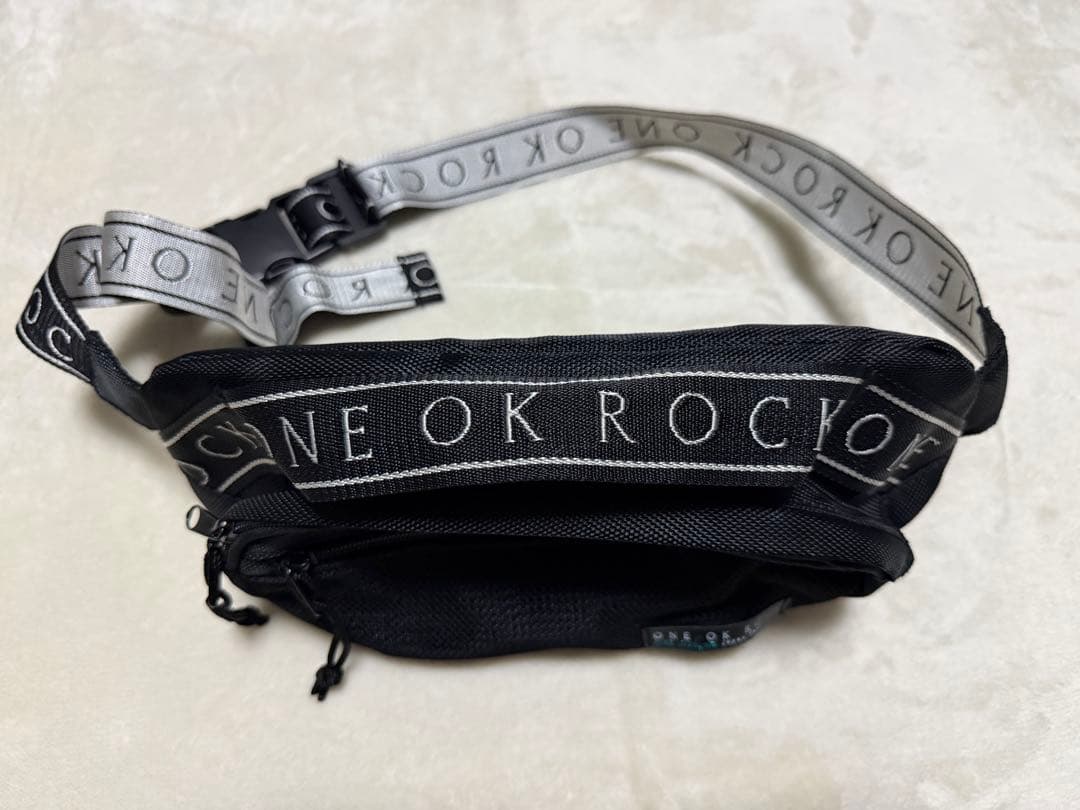 極美品】ONE OK ROCK ワンオク ボディバッグ オーケストラ 2018 - メルカリ