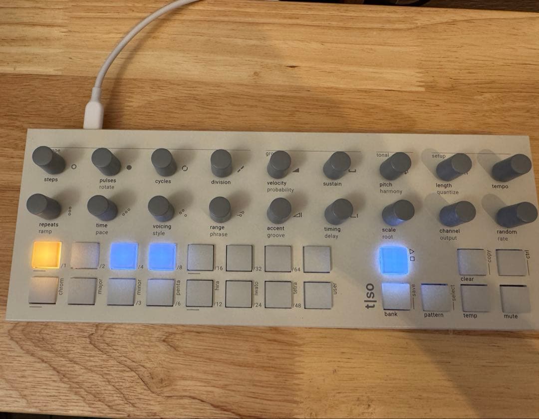 Torso t-1 white シーケンサー モジュラーシンセ