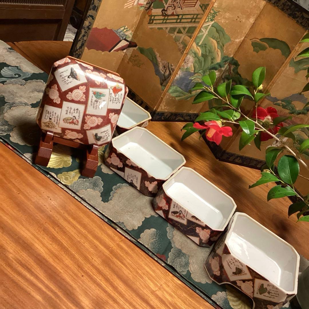 A1040 時代物 九谷焼 金襴手 百人一首カルタ紋様 4段重箱 （箱付）