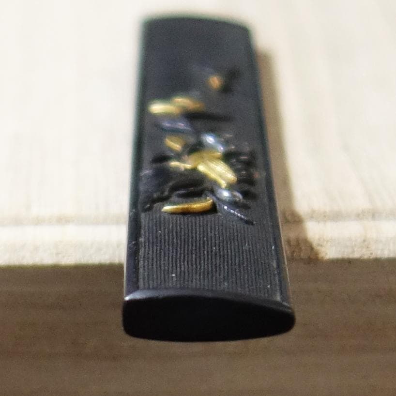 【赤銅魚子地 高肉彫 鍍金 銀象嵌 椿樹小鳥図小柄】 鍔 鐔 小柄 刀装具 骨董