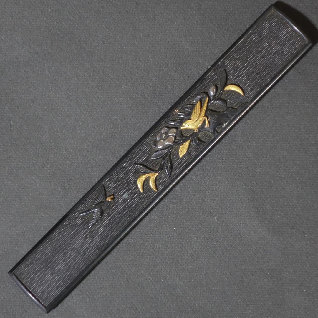 【赤銅魚子地 高肉彫 鍍金 銀象嵌 椿樹小鳥図小柄】 鍔 鐔 小柄 刀装具 骨董