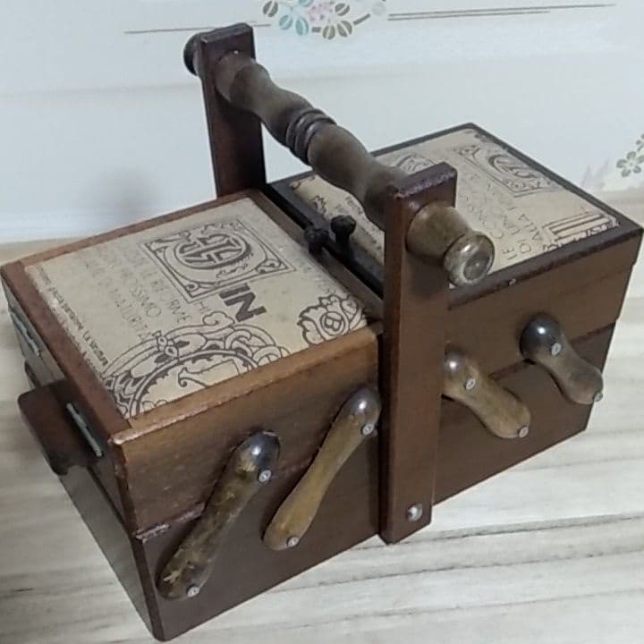 昭和レトロな「木製小物入れ」