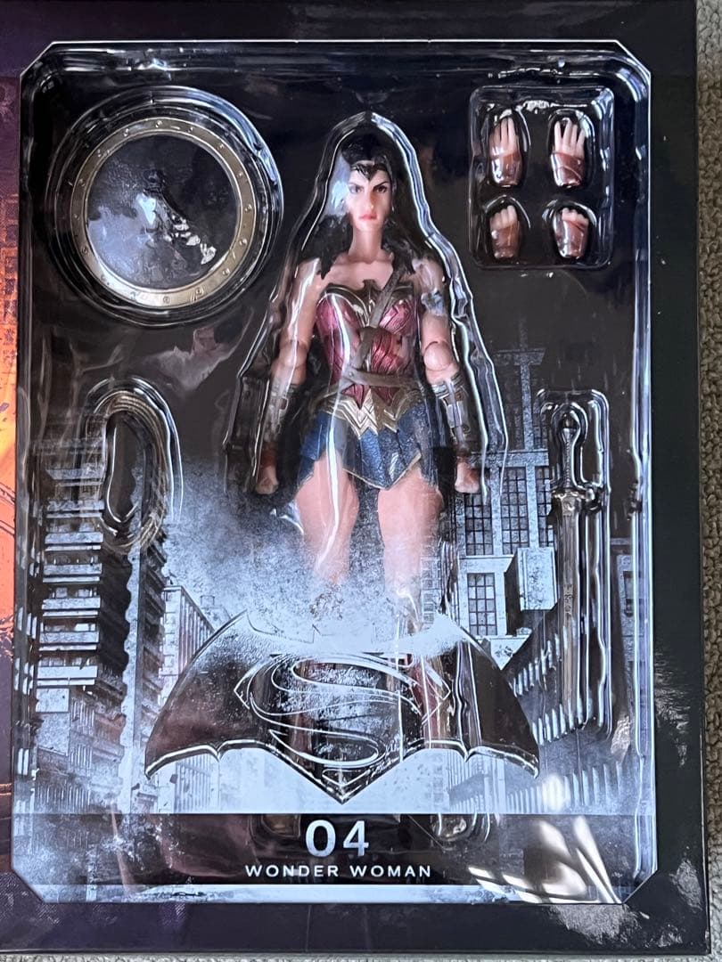ワンダーウーマン PLAY ARTS改