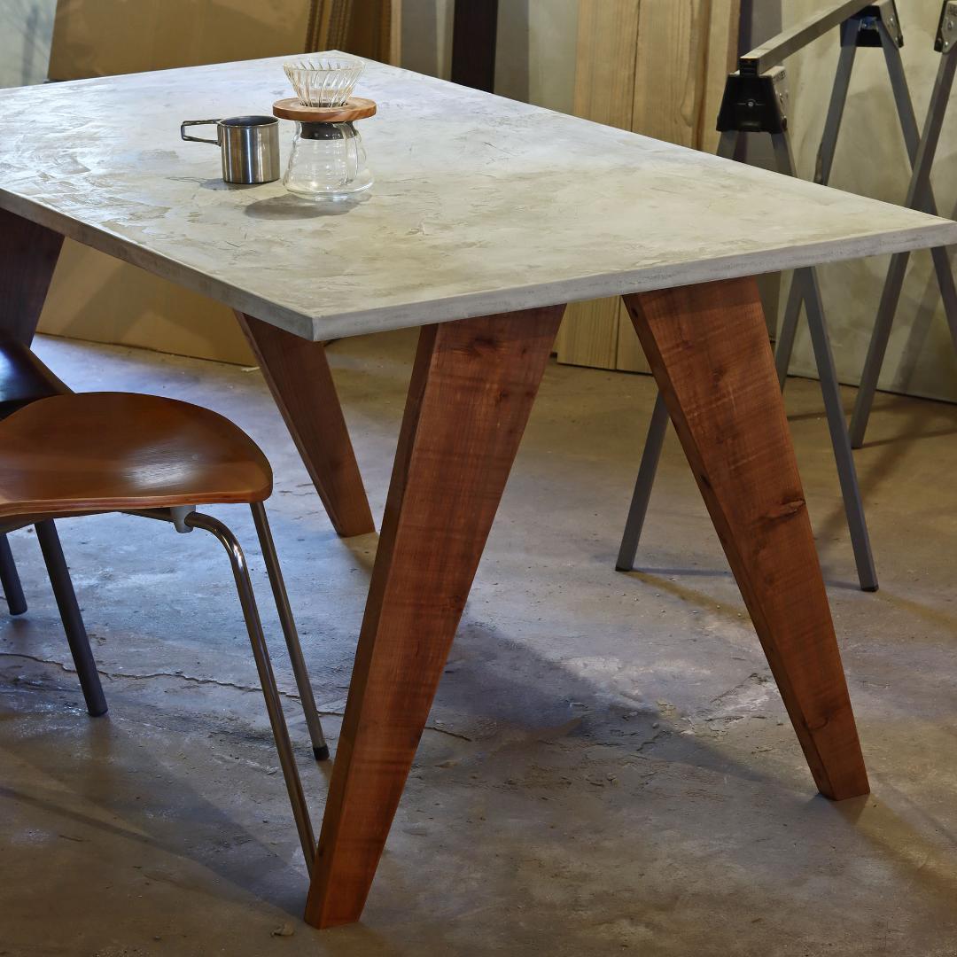 ダイニングテーブル｜ライトグレー｜横幅150cm｜奥行80cm｜薄塗りモルタル