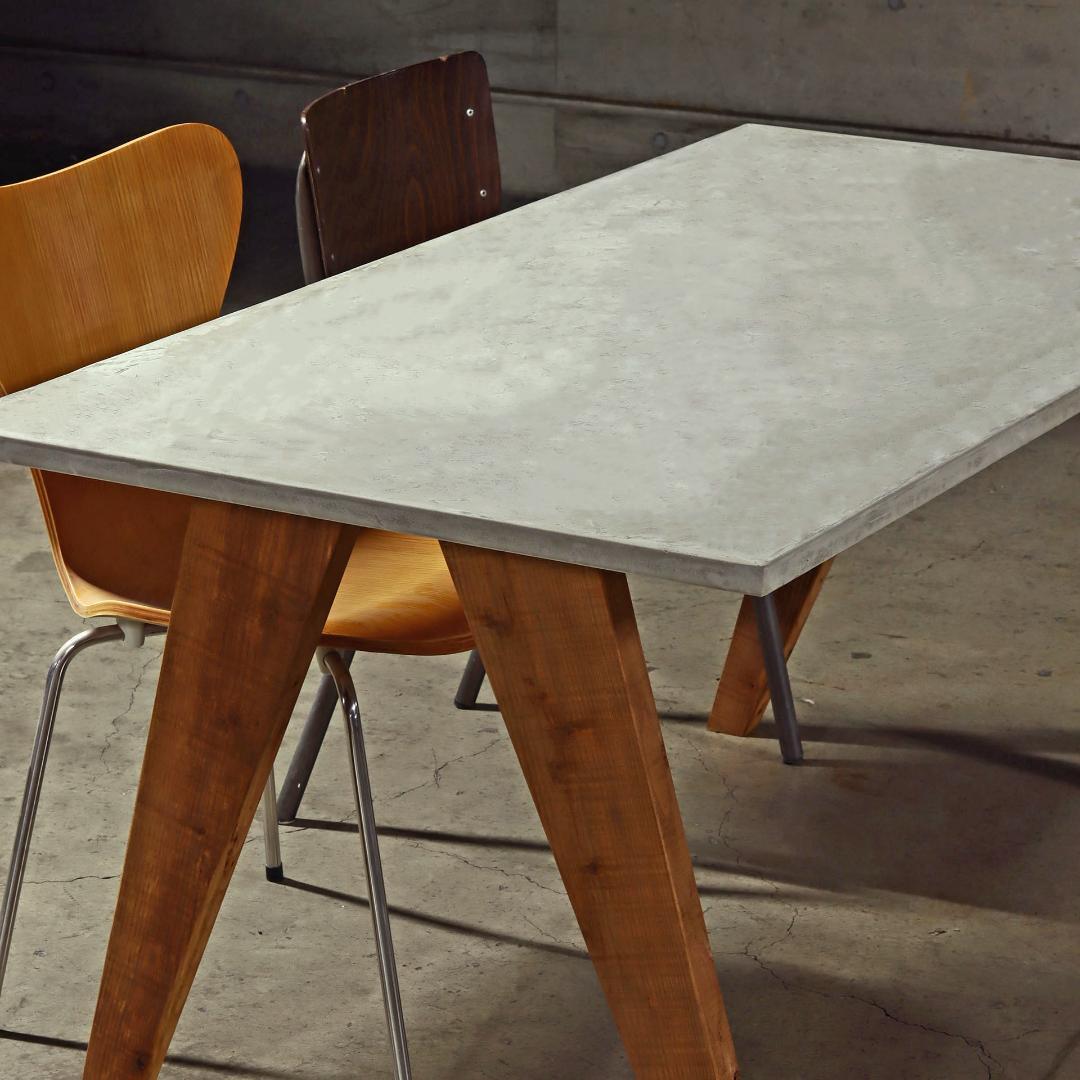 ダイニングテーブル｜ライトグレー｜横幅150cm｜奥行80cm｜薄塗りモルタル