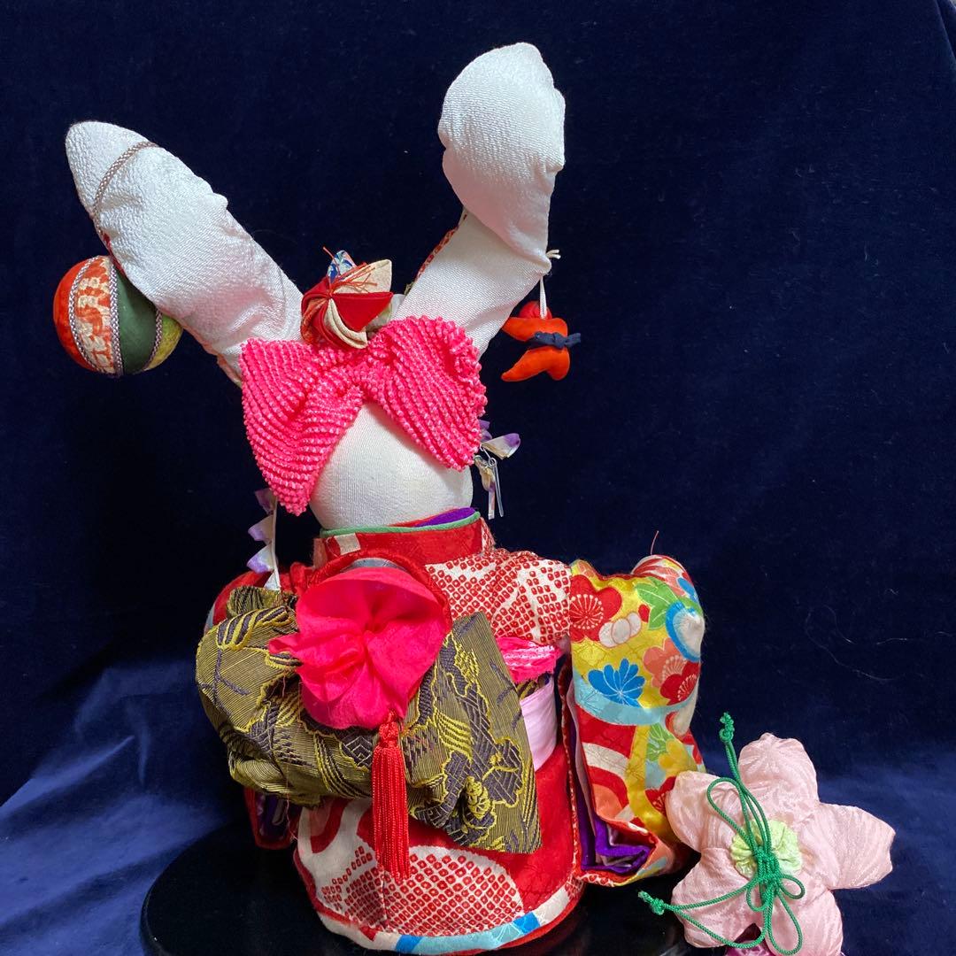 ハンドメイド創作人形ブスッ子縮緬うさぎちやん。黒の飾り台付き