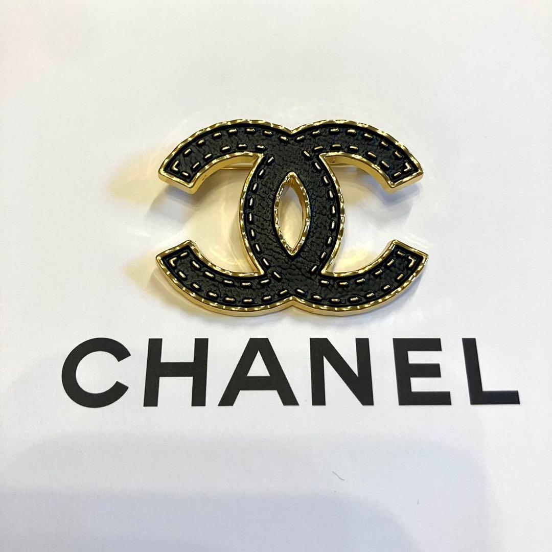 CHANEL ゴールド ブラック CCロゴ ブローチ ノベルティ - メルカリ