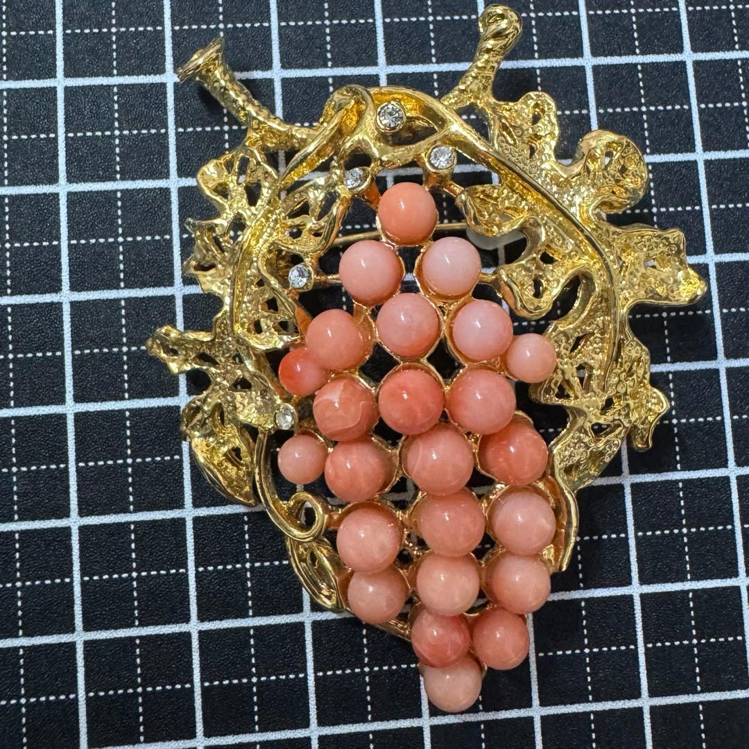 極美品】ヴィンテージ 天然ピンク珊瑚 葡萄（ぶどう）ブローチ - メルカリ
