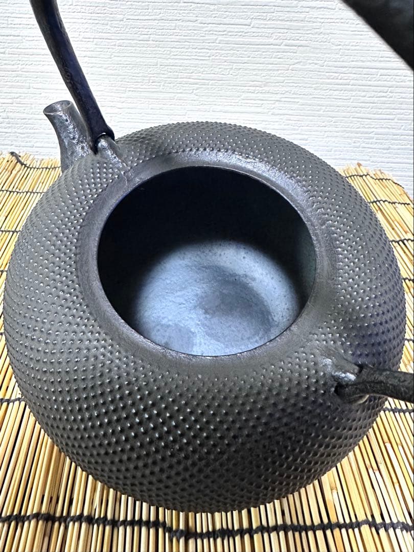 未使用品、タグ付　南部耕雲堂名人雅泉造　２０型アラレ　南部鉄瓶　南部鉄器