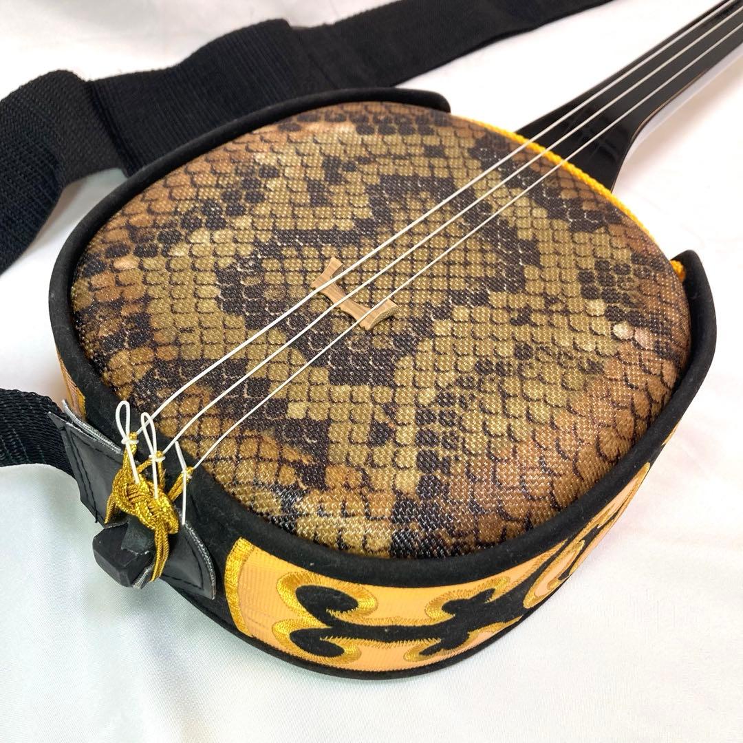 沖縄三味線 蛇皮模様 赤色ケース 付属品付き 三線 極美品】沖縄三線 【