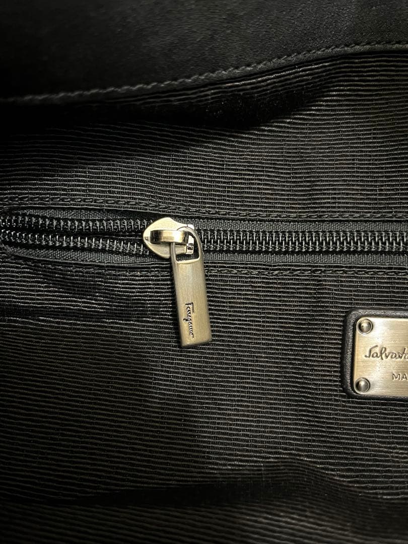 フェラガモ　リボン付きブラックレザートートバッグ