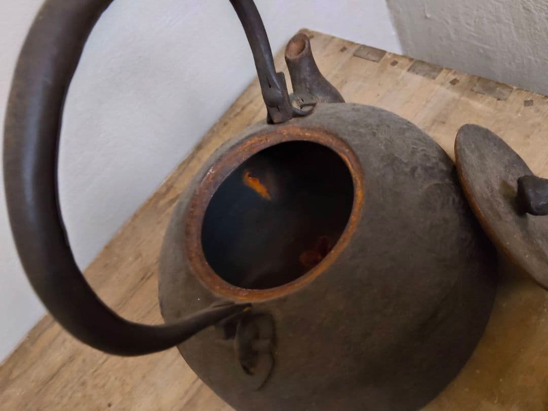 ★南部釜師 及川鉄作 雲龍紋平丸形鉄瓶 茶道具