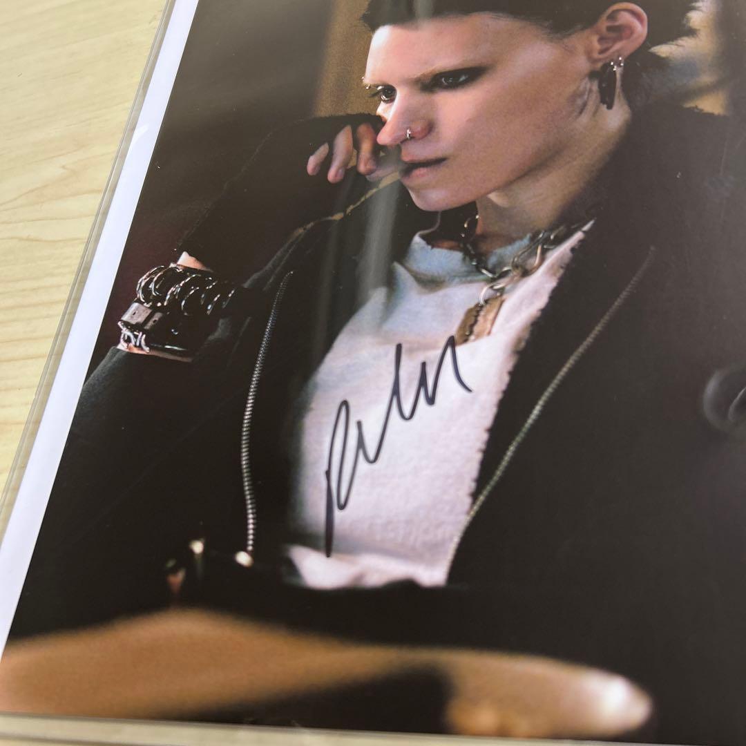 ルーニー・マーラ   直筆サイン入りフォト  ドラゴン・タトゥーの女