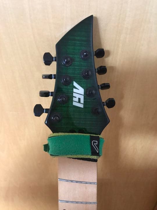 IYV Inyen Vina 8弦ギター