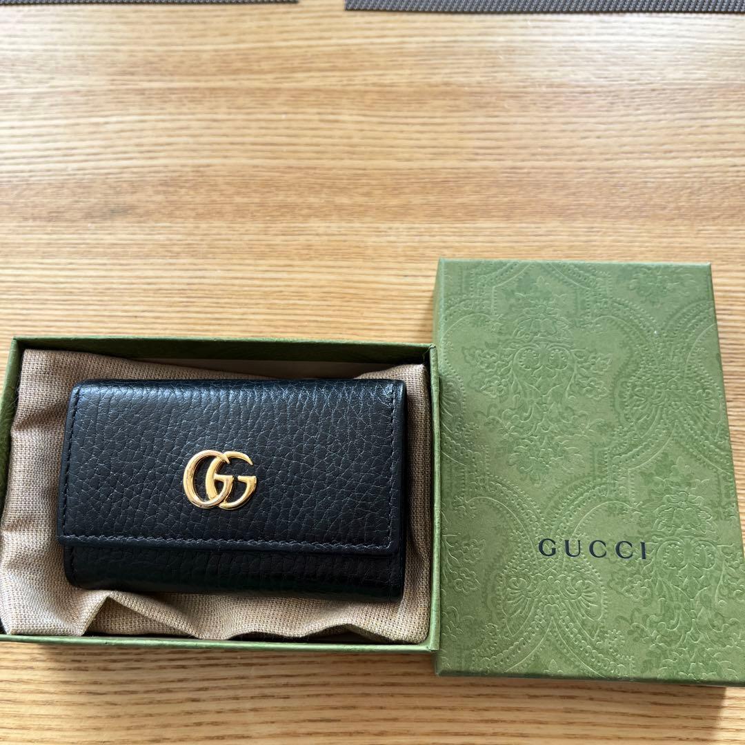 GUCCI ブラックレザー キーケース GGロゴ