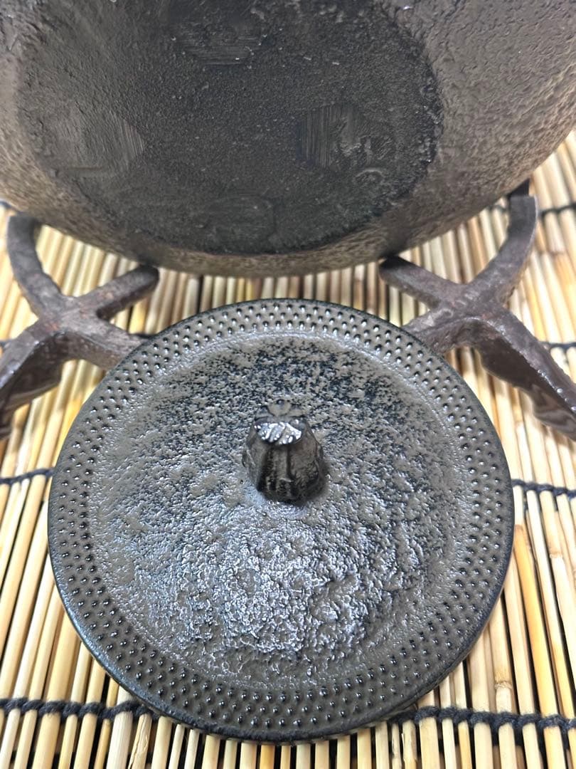 未使用、供箱付　南部秀山堂南部伝統工芸士 佐藤 勝弘造アラレ 南部鉄瓶 南部鉄器