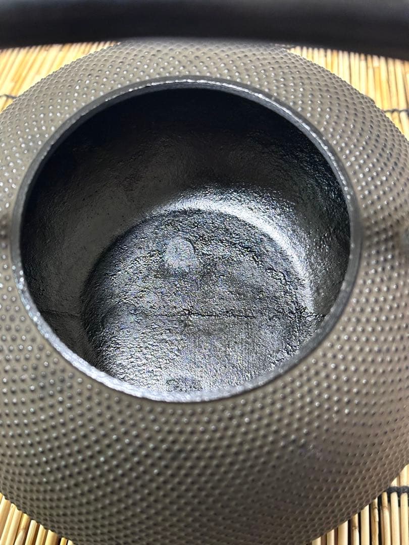 未使用、供箱付　南部秀山堂南部伝統工芸士 佐藤 勝弘造アラレ 南部鉄瓶 南部鉄器