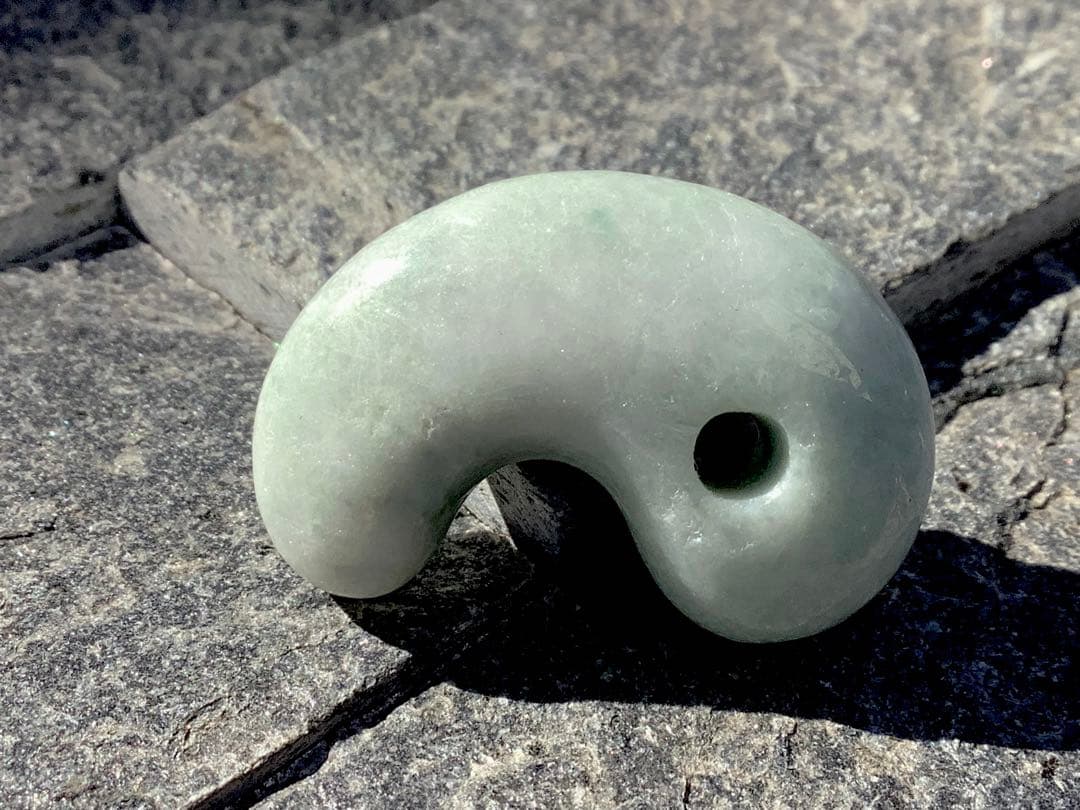 神からのパワ 宿る縁起物を 糸魚川翡翠ジェダイト 本物の勾玉 機械鑑定鑑別